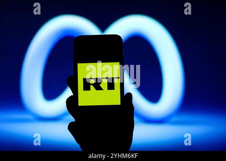 Gaziantep, Turkiye. 17. September 2024. Das RT-Logo auf einem Smartphone mit der amerikanischen Flagge im Hintergrund. Meta hat am Montag ein Verbot für RT und die Sputnik Nachrichtenagentur Rossiya Segodnya angekündigt, ihre Apps weltweit zu vertreiben. Das Social-Media-Unternehmen hat das Verbot auf der Grundlage von „ausländischen Eingriffen“ gerechtfertigt. Dieser Schritt folgt den jüngsten Vorwürfen der USA gegen RT, die Politik in westlichen Ländern zu beeinflussen, und der Ankündigung von Sanktionen gegen die russischen staatlichen Medien Stockfoto