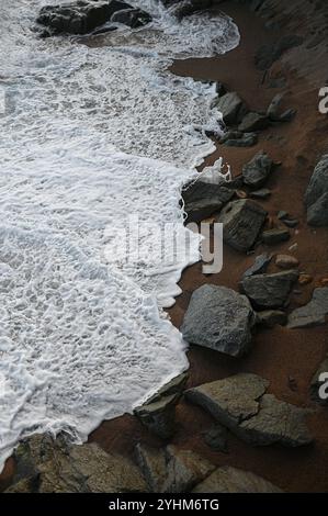 Felsiger Strand in Sant Pol de Mar, Spanien (2024) Stockfoto