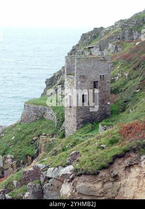 Helle Herbstsonne beleuchtet die Kronen aus dem Maschinenbau auf den Klippen von Botallack in der Nähe von St Just, West Penwith, Cornwall. Diese Motorgehäuse Stockfoto