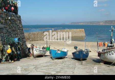 Fischernetze, Hummertöpfe und Markierungsbouys, die darauf warten, auf die kleinen Fischerboote geladen zu werden, die sich mit dem Frühstück auf der Helling in Sennan Cove anstellen Stockfoto