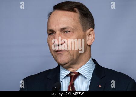 Warschau, Polen. November 2024. Der polnische Außenminister Radoslaw Sikorski spricht während einer Pressekonferenz. Minister Radoslaw Sikorski und der hohe Vertreter der Europäischen Union (EU) Josep Borrell hielten eine Pressekonferenz über die europäische Sicherheit, die Wahlen in den USA und die Lage in der Ukraine ab. Quelle: SOPA Images Limited/Alamy Live News Stockfoto