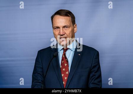 Warschau, Polen. November 2024. Der polnische Außenminister Radoslaw Sikorski spricht während einer Pressekonferenz. Minister Radoslaw Sikorski und der hohe Vertreter der Europäischen Union (EU) Josep Borrell hielten eine Pressekonferenz über die europäische Sicherheit, die Wahlen in den USA und die Lage in der Ukraine ab. Quelle: SOPA Images Limited/Alamy Live News Stockfoto