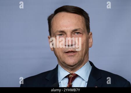 Warschau, Polen. November 2024. Der polnische Außenminister Radoslaw Sikorski spricht während einer Pressekonferenz. Minister Radoslaw Sikorski und der hohe Vertreter der Europäischen Union (EU) Josep Borrell hielten eine Pressekonferenz über die europäische Sicherheit, die Wahlen in den USA und die Lage in der Ukraine ab. Quelle: SOPA Images Limited/Alamy Live News Stockfoto