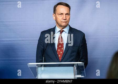 Warschau, Polen. November 2024. Der polnische Außenminister Radoslaw Sikorski spricht während einer Pressekonferenz. Minister Radoslaw Sikorski und der hohe Vertreter der Europäischen Union (EU) Josep Borrell hielten eine Pressekonferenz über die europäische Sicherheit, die Wahlen in den USA und die Lage in der Ukraine ab. Quelle: SOPA Images Limited/Alamy Live News Stockfoto