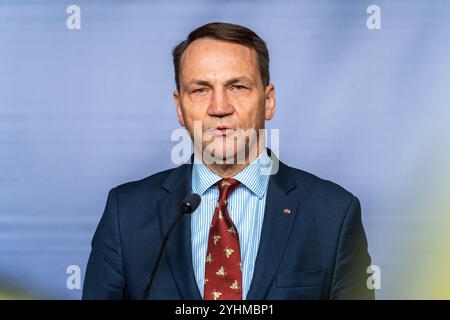 Warschau, Polen. November 2024. Der polnische Außenminister Radoslaw Sikorski spricht während einer Pressekonferenz. Minister Radoslaw Sikorski und der hohe Vertreter der Europäischen Union (EU) Josep Borrell hielten eine Pressekonferenz über die europäische Sicherheit, die Wahlen in den USA und die Lage in der Ukraine ab. Quelle: SOPA Images Limited/Alamy Live News Stockfoto