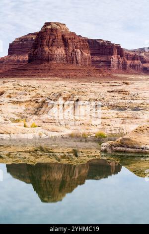 Sandsteinfelsen spiegeln sich im ruhigen Wasser des Dirty Devil River entlang des Highway 95. Glen Canyon National Recreation Area, Utah Stockfoto