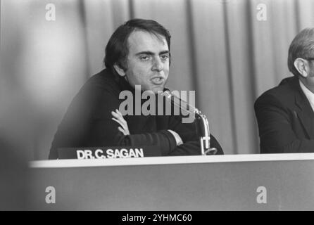 SILICON VALLEY, KALIFORNIEN, USA - ca. 1973 - 1974 - Dr. Carl Sagan bei einer Pressekonferenz im Ames Research Center in Silicon Valley, Kalifornien, USA, Stockfoto