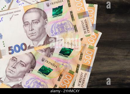 Hrywna auf schwarzem Hintergrund. Banknoten für 500 Griwna. Ukrainisches Geld. Stockfoto