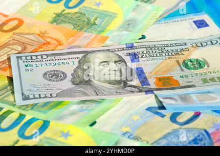 Banknoten von Dollar und Euro, Nahaufnahme. Hilfe für das ukrainische Volk im Zusammenhang mit der Invasion russischer Truppen. Stockfoto