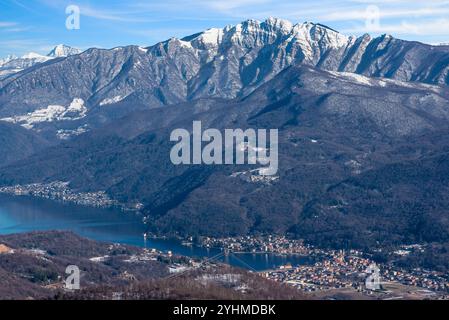 Luganer See und Porto Ceresio Stadt (Valceresio), Italien, im Winter mit Schnee, an der Grenze zur Schweiz. Links, Schweizer Dorf Brusino Arsizio Stockfoto