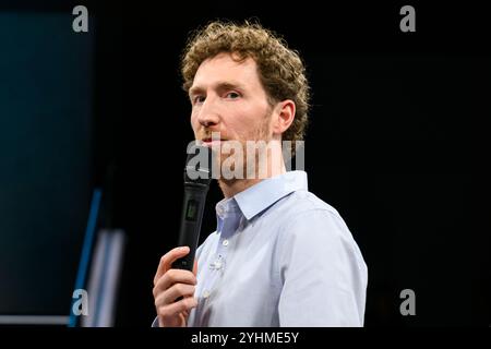 Berlin, Deutschland. November 2024. GER, Berlin, zu Gast bei - hart aber fair Polittalk, TV, Format, mit Moderator - Louis Klamroth, das erste, Berlin-Adlershof - am Studio 20, das Thema heute: Ampel weg, Probleme bleiben: Wie geht ein Neuanfang, im Bild: Louis Klamroth, 11.11. 2024, Quelle: HMB Media/Alamy Live News Stockfoto