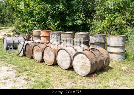 Rostige alte Metallölfässer in Außenlagerung Stockfoto