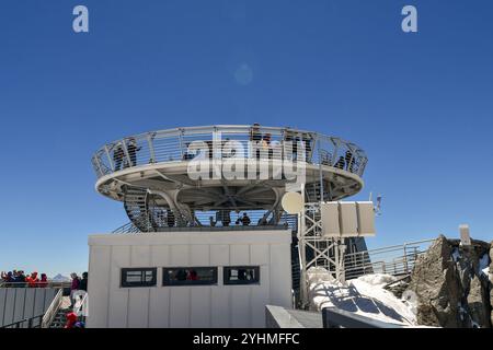 Punta Helbronner Seilbahnstation (3466 m) des Skyway Monte Bianco, mit Wanderern auf der runden Terrasse, Courmayeur, Aostatal, Italien Stockfoto