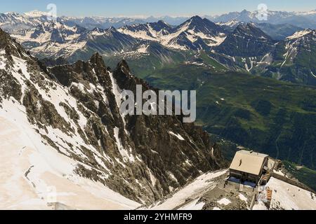 Blick von Punta Helbronner (3466 m) auf den Skyway Monte Bianco, mit dem Rifugio Torino (3375 m), einer 1952 erbauten Almhütte in Courmayeur, Italien Stockfoto