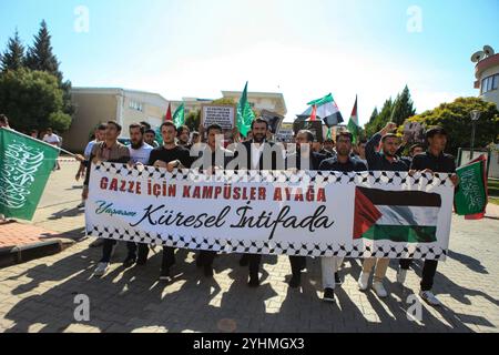 Gaziantep, Turkiye. Oktober 2024. Studenten protestieren auf dem Campus der Gaziantep Universität für Islamische Wissenschaften und Technologie, um an das einjährige Zeichen des israelischen Krieges im Gazastreifen zu erinnern. Der Krieg wurde von israelischen Truppen am selben Tag gestartet, als die Hamas am 7. Oktober 2023 die Al-Aqsa-Flut in Israel Angriff. Die Studenten in der südtürkischen Stadt Gaziantep zeigten mehrere palästinensische Flaggen und Banner, die ein Ende des Krieges im Gazastreifen und der israelischen Besetzung Palästinas forderten, während sie gleichzeitig den Boykott von Unternehmen forderten, die Israel unterstützen Stockfoto