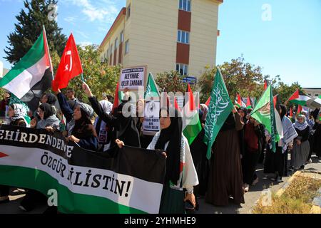 Gaziantep, Turkiye. Oktober 2024. Studenten protestieren auf dem Campus der Gaziantep Universität für Islamische Wissenschaften und Technologie, um an das einjährige Zeichen des israelischen Krieges im Gazastreifen zu erinnern. Der Krieg wurde von israelischen Truppen am selben Tag gestartet, als die Hamas am 7. Oktober 2023 die Al-Aqsa-Flut in Israel Angriff. Die Studenten in der südtürkischen Stadt Gaziantep zeigten mehrere palästinensische Flaggen und Banner, die ein Ende des Krieges im Gazastreifen und der israelischen Besetzung Palästinas forderten, während sie gleichzeitig den Boykott von Unternehmen forderten, die Israel unterstützen Stockfoto