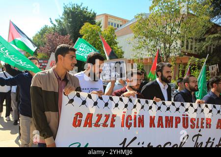 Gaziantep, Turkiye. Oktober 2024. Studenten protestieren auf dem Campus der Gaziantep Universität für Islamische Wissenschaften und Technologie, um an das einjährige Zeichen des israelischen Krieges im Gazastreifen zu erinnern. Der Krieg wurde von israelischen Truppen am selben Tag gestartet, als die Hamas am 7. Oktober 2023 die Al-Aqsa-Flut in Israel Angriff. Die Studenten in der südtürkischen Stadt Gaziantep zeigten mehrere palästinensische Flaggen und Banner, die ein Ende des Krieges im Gazastreifen und der israelischen Besetzung Palästinas forderten, während sie gleichzeitig den Boykott von Unternehmen forderten, die Israel unterstützen Stockfoto