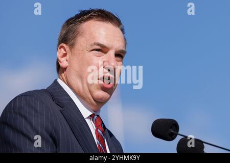 Washington, Usa. November 2024. Richard Hudson (R-NC), der Vorsitzende des National Republican Congressional Committee, hält während einer Pressekonferenz nach den Wahlen auf der Osttreppe des Kapitol-Gebäudes Bemerkungen. Die Republikaner sind nur ein paar Rassen entfernt von einer Beibehaltung des Repräsentantenhauses, was dem designierten Präsidenten Donald Trump eine republikanische Trifecta geben würde, um seine Agenda mit wenig Pushback umzusetzen. (Foto: Aaron Schwartz/SIPA USA) Credit: SIPA USA/Alamy Live News Stockfoto