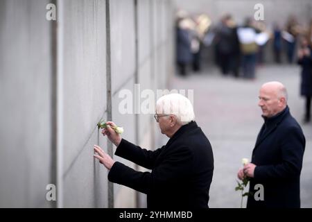 Steinmeier, Wegner, Berliner Mauer - Gedenkfeier DEU, Deutschland, Deutschland, Berlin, 09.11.2024 Bundespraesident Frank-Walter Steinmeier und Kai Wegner , Regierender Bürgermeister von Berlin CDU rechts beim Hinterlegen einer weisser Rose in einem Mauerspalt bei einer Zeremonie mit Kerzen zum Gedenken an die Maueropfer in der Gedenkstaette Berliner Mauer in der Bernauer Straße im Rahmen der Feierlichkeiten zum 35. Jahrestag vom Mauerfall am 9. November 1989 in Berlin Deutschland . Die Mauer 1961 von der ehemaligen ostdeutschen Regierung errichtet, fiel waehrend einer friedlichen Revolution am 9. Stockfoto
