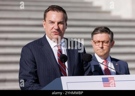 Washington, Usa. November 2024. Richard Hudson (R-NC), der Vorsitzende des National Republican Congressional Committee, hält während einer Pressekonferenz nach den Wahlen auf der Osttreppe des Kapitol-Gebäudes Bemerkungen. Die Republikaner sind nur ein paar Rassen entfernt von einer Beibehaltung des Repräsentantenhauses, was dem designierten Präsidenten Donald Trump eine republikanische Trifecta geben würde, um seine Agenda mit wenig Pushback umzusetzen. (Foto: Aaron Schwartz/SIPA USA) Credit: SIPA USA/Alamy Live News Stockfoto