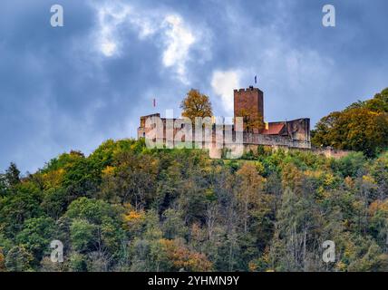 Die Ruine der Burg Landeck in Klingenmünster (Rheinland-Pfalz), Süddeutschland im Oktober. Stockfoto