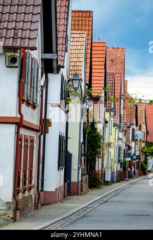 Straße mit traditionellen Fachwerkhäusern im Dorf Heuchelheim (Rheinland-Pfalz), Süddeutschland. Stockfoto