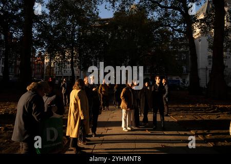 Stadtarbeiter genießen den letzten Winterabend, während sie am Berkeley Square, Mayfair, im Herzen des Londoner West End, England, standen Stockfoto