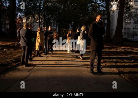 Stadtarbeiter genießen den letzten Winterabend, während sie am Berkeley Square, Mayfair, im Herzen des Londoner West End, England, standen Stockfoto