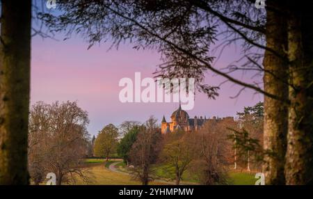 Wetter, Großbritannien. November 2024. UK Thirlestane Castle, Lauder, Scottish Borders, Schottland. Am Ende eines sonnigen Herbsttages strahlt die untergehende Sonne ein warmes Leuchten auf Thirlestane Castle in Lauder, Scottish Borders. Quelle: phil wilkinson/Alamy Live News Stockfoto