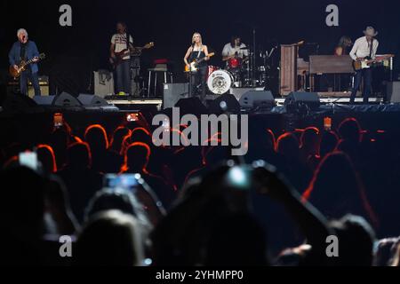 Arlington, Usa. November 2024. Die US-amerikanische Sängerin Sheryl Crow tritt im Rahmen der P!nk Summer Carnival Tour 2024 im Globe Life Field auf. Am 6. November 2024 in Arlington, Texas, USA. (Foto: Javier Vicencio/Eyepix/SIPA USA) Credit: SIPA USA/Alamy Live News Stockfoto
