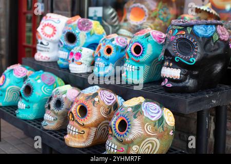 Detroit, Michigan - Day of the Dead Skulls werden vor Xochi's im mexikanischen Viertel verkauft, eine Woche nach dem Feiertag. Stockfoto