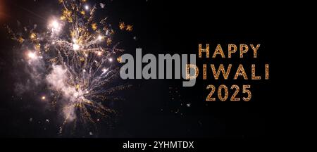 Glitzernder goldener Text „Happy Diwali 2025“ vor dem Hintergrund eines lebendigen Feuerwerks. Feiere das Lichterfest! Stockfoto