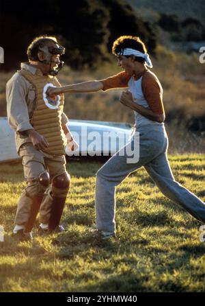 DER KARATE KID 1984 Columbia Pictures Film mit Ralph Macchio rechts und Pat Morita Stockfoto