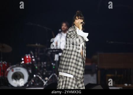 Arlington, Usa. November 2024. Die israelische Sängerin und Songwriterin Noga Erez tritt auf der Bühne im Rahmen der P!nk Summer Carnival Tour 2024 im Globe Life Field auf. Am 6. November 2024 in Arlington, Texas, USA. (Foto: Javier Vicencio/Eyepix/SIPA USA) Credit: SIPA USA/Alamy Live News Stockfoto