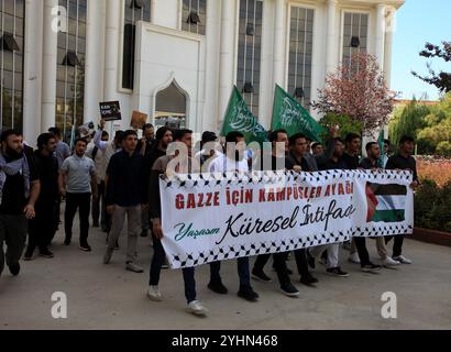 Gaziantep, Turkiye. Oktober 2024. Studenten protestieren auf dem Campus der Gaziantep Universität für Islamische Wissenschaften und Technologie, um an das einjährige Zeichen des israelischen Krieges im Gazastreifen zu erinnern. Der Krieg wurde von israelischen Truppen am selben Tag gestartet, als die Hamas am 7. Oktober 2023 die Al-Aqsa-Flut in Israel Angriff. Die Studenten in der südtürkischen Stadt Gaziantep zeigten mehrere palästinensische Flaggen und Banner, die ein Ende des Krieges im Gazastreifen und der israelischen Besetzung Palästinas forderten, während sie gleichzeitig den Boykott von Unternehmen forderten, die Israel unterstützen Stockfoto