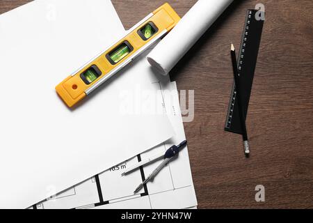 Verschiedene Architekturzeichnungen, Trennwände, Gebäudeebene, Bleistift und Lineal auf Holztisch, Flachlage Stockfoto