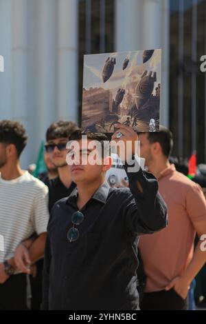 Gaziantep, Turkiye. Oktober 2024. Studenten protestieren auf dem Campus der Gaziantep Universität für Islamische Wissenschaften und Technologie, um an das einjährige Zeichen des israelischen Krieges im Gazastreifen zu erinnern. Der Krieg wurde von israelischen Truppen am selben Tag gestartet, als die Hamas am 7. Oktober 2023 die Al-Aqsa-Flut in Israel Angriff. Die Studenten in der südtürkischen Stadt Gaziantep zeigten mehrere palästinensische Flaggen und Banner, die ein Ende des Krieges im Gazastreifen und der israelischen Besetzung Palästinas forderten, während sie gleichzeitig den Boykott von Unternehmen forderten, die Israel unterstützen Stockfoto