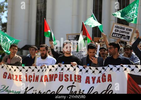 Gaziantep, Turkiye. Oktober 2024. Studenten protestieren auf dem Campus der Gaziantep Universität für Islamische Wissenschaften und Technologie, um an das einjährige Zeichen des israelischen Krieges im Gazastreifen zu erinnern. Der Krieg wurde von israelischen Truppen am selben Tag gestartet, als die Hamas am 7. Oktober 2023 die Al-Aqsa-Flut in Israel Angriff. Die Studenten in der südtürkischen Stadt Gaziantep zeigten mehrere palästinensische Flaggen und Banner, die ein Ende des Krieges im Gazastreifen und der israelischen Besetzung Palästinas forderten, während sie gleichzeitig den Boykott von Unternehmen forderten, die Israel unterstützen Stockfoto