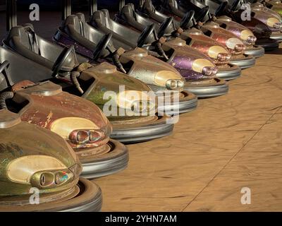 Dodgem-Autos parkten außerhalb der Saison am Central Pier in Blackpool Stockfoto