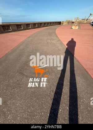 Sack-it-bin-it-Schild an der Blackpool South-Promenade mit Figurenschatten Stockfoto