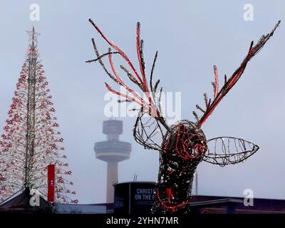 St Johns Beacon (Radio City Tower) in der Ferne mit Weihnachtsbaum und Rentier Struktur im Einkaufszentrum Liverpool (Liverpool One) Stockfoto