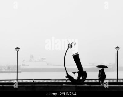 Himmel und Erde Teleskop und Orrery Skulptur im Nebel am Pier Head, Liverpool Stockfoto