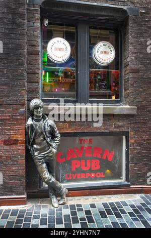 Statue von John Lennon vor dem Cavern Pub in der Mathew Street, Liverpool, England, Geburtsort der Beatles und Beatles-Tourismus Merseyside, UK Stockfoto