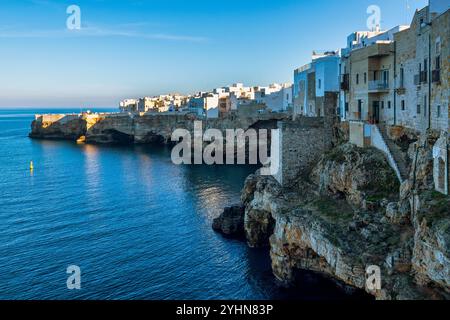 Traditionelle weiß getünchte Häuser auf den Klippen von Polignano a Mare, Italien, direkt mit Blick auf die Adria. Stockfoto