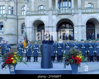 Gelöbnis der Bundeswehr in Hannover Grußworte des Oberbürgermeisters der Landeshauptstadt Hannover, Belit Onay *** Treueversprechen der Bundeswehr in Hannover Grüße des Oberbürgermeisters der Stadt Hannover, Belit Onay Copyright: XBerndxGüntherx Stockfoto