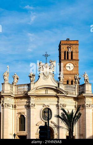 Die barocke Fassade der Basilika di Santa Croce in Gerusalemme in Rom, Italien, mit Statuen und Glockenturm. Stockfoto