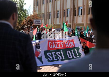 Gaziantep, Turkiye. Oktober 2024. Studenten protestieren auf dem Campus der Gaziantep Universität für Islamische Wissenschaften und Technologie, um an das einjährige Zeichen des israelischen Krieges im Gazastreifen zu erinnern. Der Krieg wurde von israelischen Truppen am selben Tag gestartet, als die Hamas am 7. Oktober 2023 die Al-Aqsa-Flut in Israel Angriff. Die Studenten in der südtürkischen Stadt Gaziantep zeigten mehrere palästinensische Flaggen und Banner, die ein Ende des Krieges im Gazastreifen und der israelischen Besetzung Palästinas forderten, während sie gleichzeitig den Boykott von Unternehmen forderten, die Israel unterstützen Stockfoto