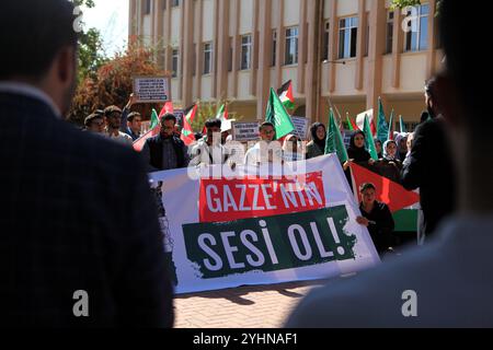 Gaziantep, Turkiye. Oktober 2024. Studenten protestieren auf dem Campus der Gaziantep Universität für Islamische Wissenschaften und Technologie, um an das einjährige Zeichen des israelischen Krieges im Gazastreifen zu erinnern. Der Krieg wurde von israelischen Truppen am selben Tag gestartet, als die Hamas am 7. Oktober 2023 die Al-Aqsa-Flut in Israel Angriff. Die Studenten in der südtürkischen Stadt Gaziantep zeigten mehrere palästinensische Flaggen und Banner, die ein Ende des Krieges im Gazastreifen und der israelischen Besetzung Palästinas forderten, während sie gleichzeitig den Boykott von Unternehmen forderten, die Israel unterstützen Stockfoto
