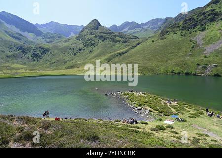 Hochwinkelblick auf den Isaby-See oder den Lac d'Isaby, einen Gletschersee, in den Hautes-Pyrenäen oder den Pyrenäen-Gebirgszug Frankreich Stockfoto
