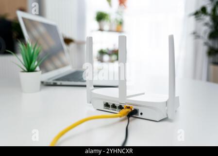 Moderner wlan-Router auf Lichttisch im Wohnzimmer Stockfoto